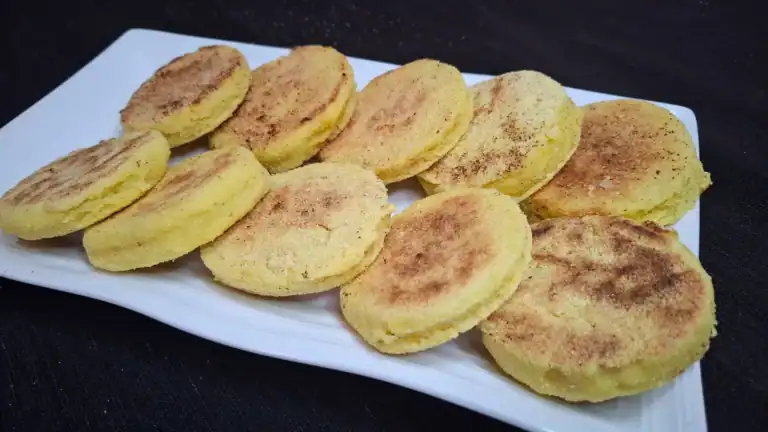 Mini harcha marocaine farcie au fromage, galette de semoule dorée, prête à déguster.