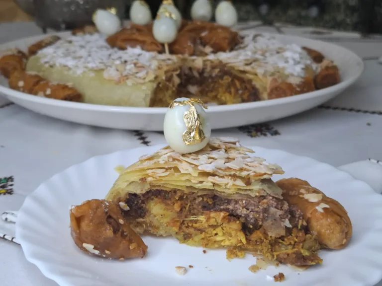 Pastilla poulet croustillante aux amandes et épices marocaines.