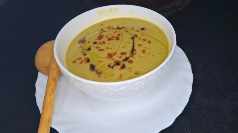 Soupe de pois cassés marocaine maison chaude et crémeuse dans un bol traditionnel